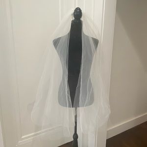 NWOT Vera Wang classic ivory white double layered wedding veil